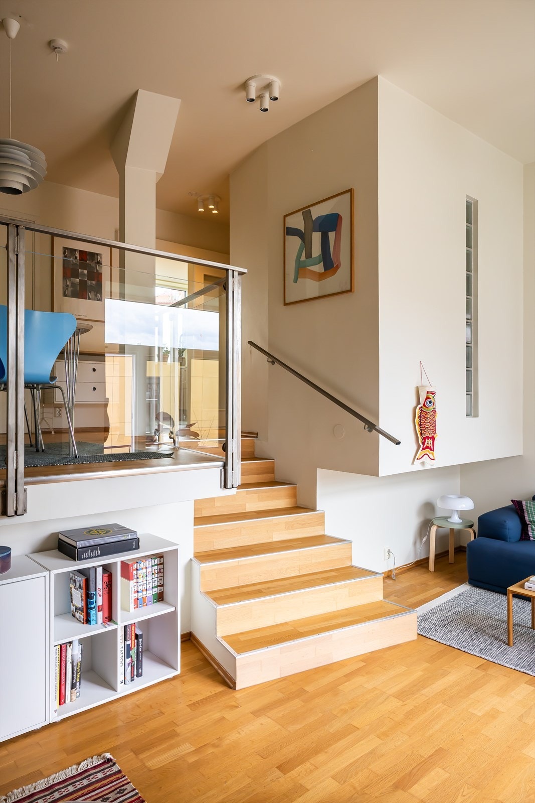 Trappen ned til stuen er en integrert del av leilighetens arkitektur. Galleribilde