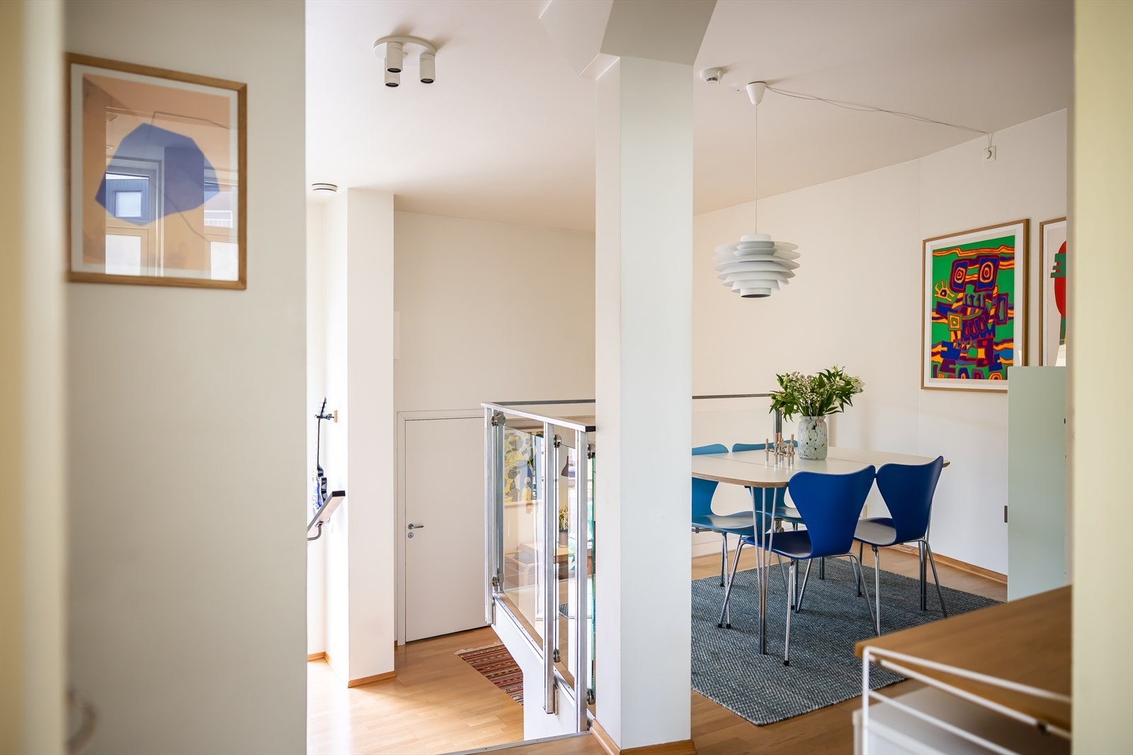 Fra spiseplassen har man en åpen og luftig følelse ned mot stuen. Galleribilde