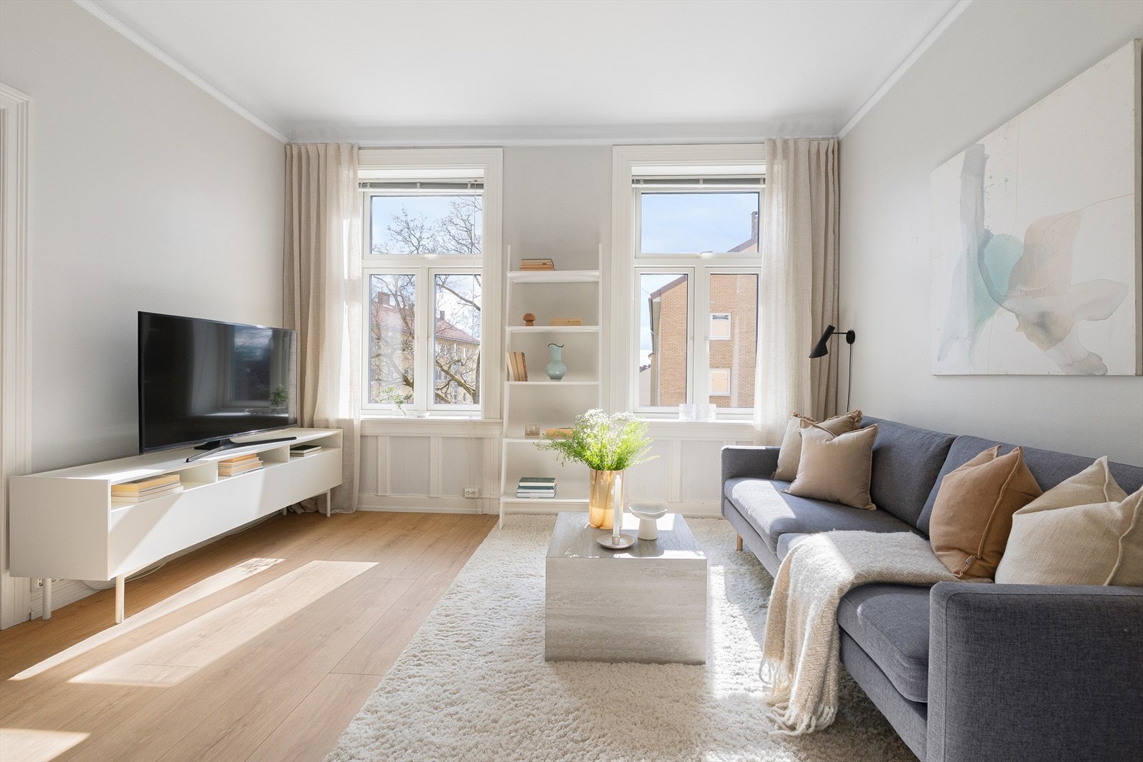 Romslig og innbydende stue med god plass til sofa og øvrig møblement. Galleribilde