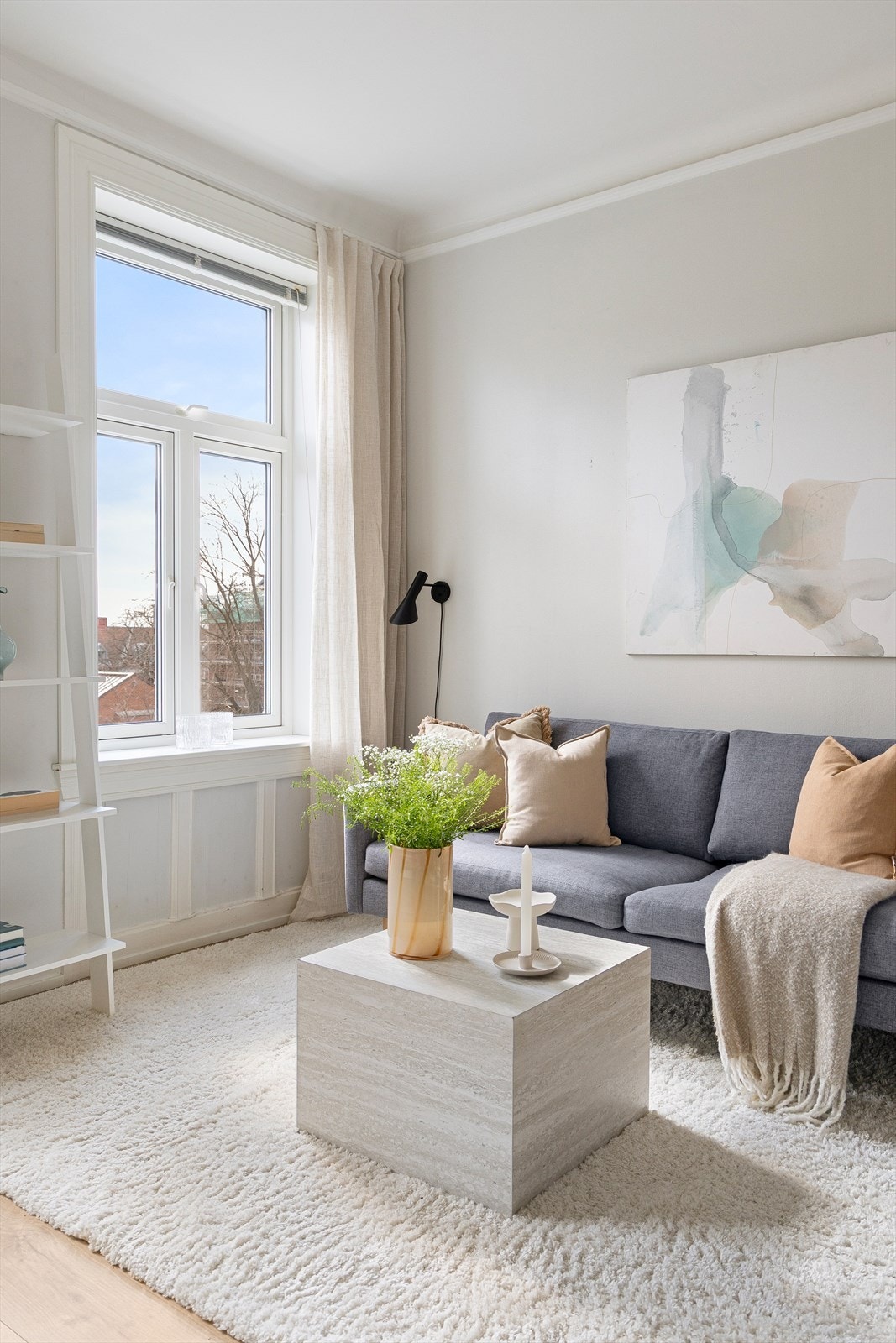 Store vindusflater gir rikelig med naturlig lys. Vinduene fra 2013 holder en god standard. Vinduene ble satt inn i 2019. Galleribilde