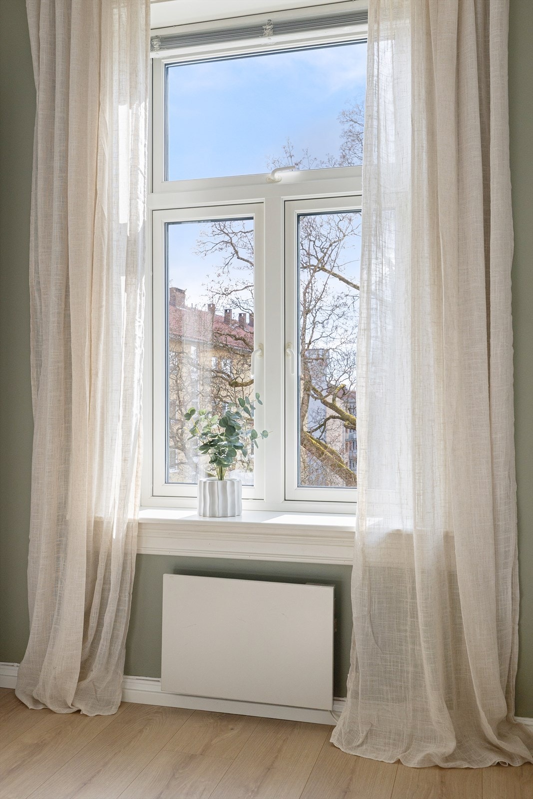 Godt med lysinnslipp fra stort vindu. Galleribilde