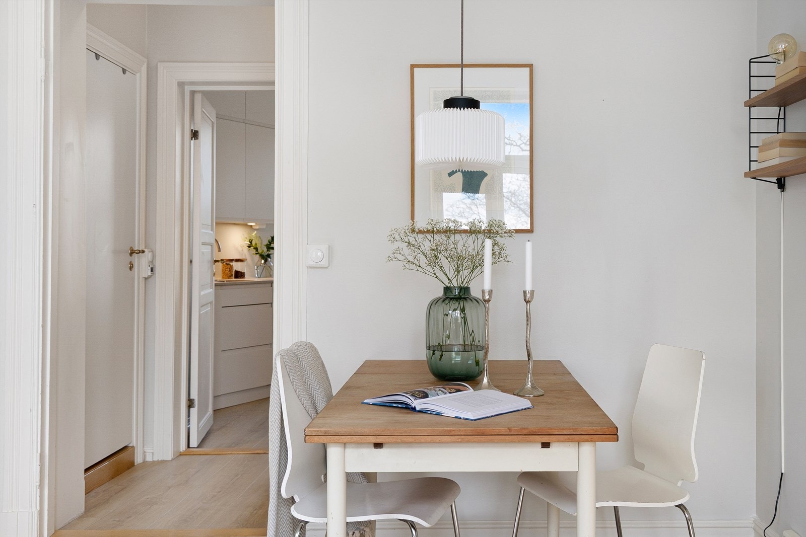 Her er det også plass til et spisebord. Perfekt for hyggelige måltider med venner og familie. Galleribilde