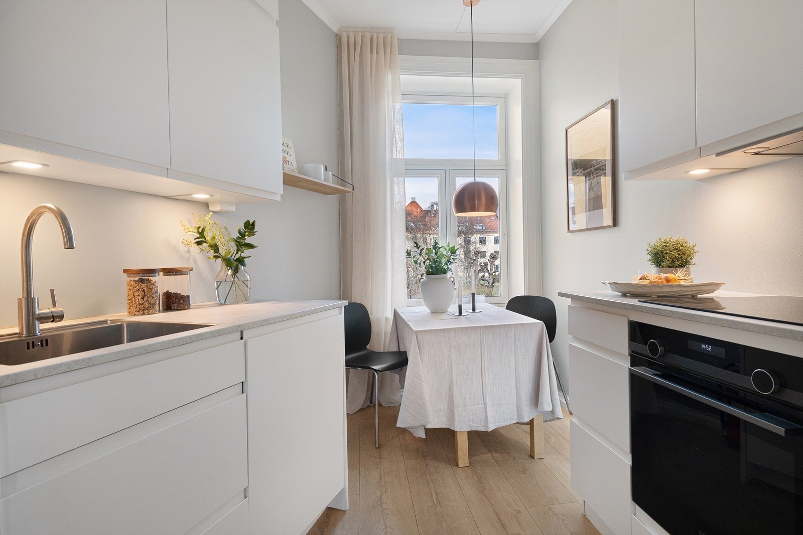 Flott separat kjøkken med stilren innredning fra KVIK fra 2019. Kjøkkenet fremstår moderne og funksjonelt med glatte, laminerte fronter og laminert benkeplate. Galleribilde