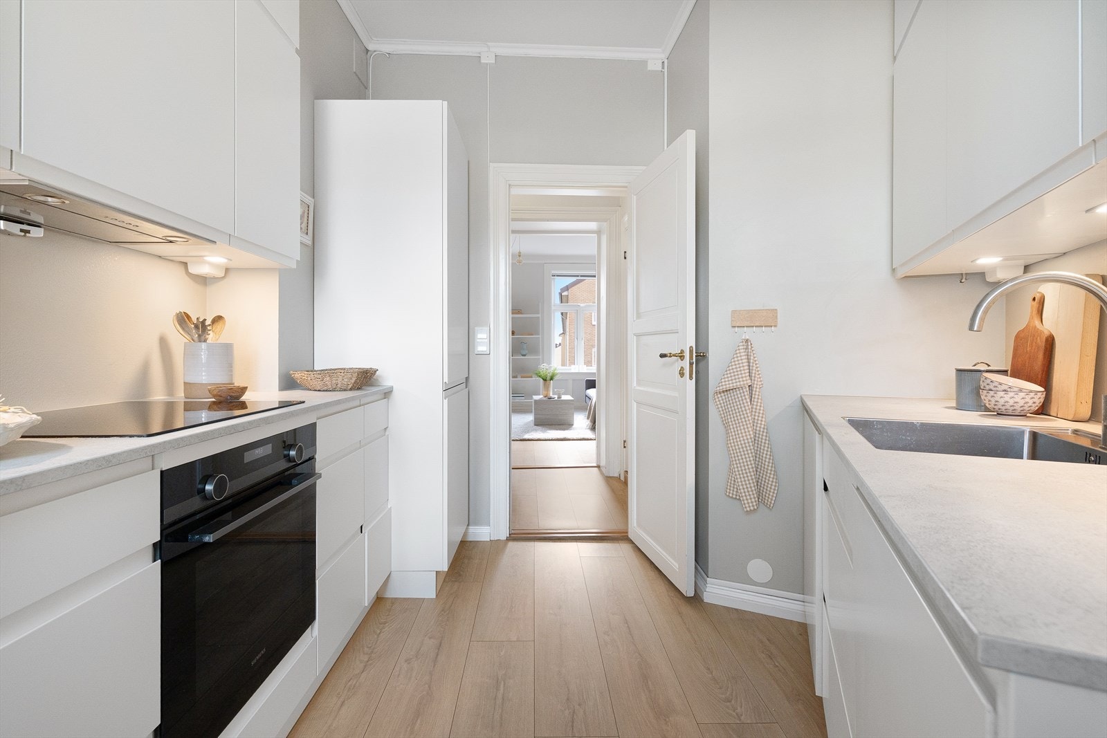 Det er god plass til lagring i skuffer og skap. Galleribilde