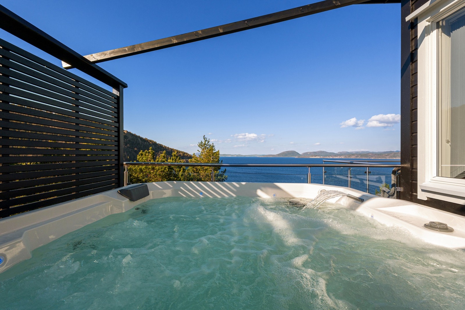 Jacuzzien er skjermet for innsyn, og her kan du nyte fantastisk utsikt og lange kvelder hele året. Jacuzzi medfølger salget. Galleribilde