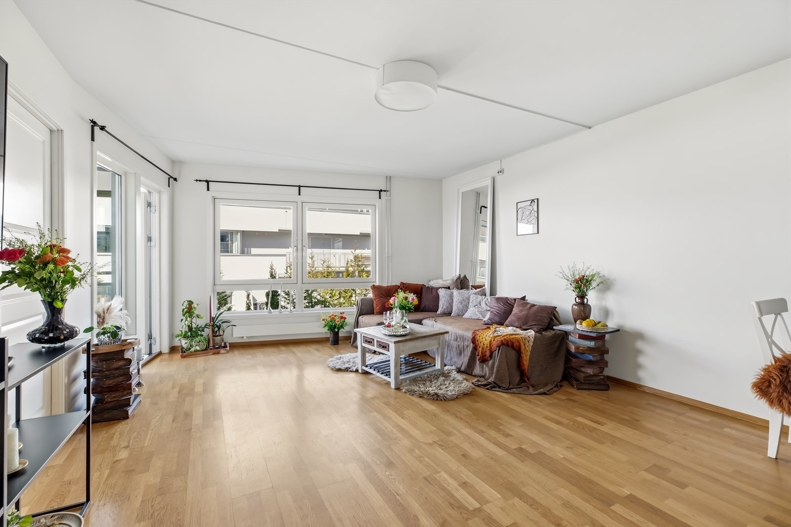 Stuen fremstår som en invitasjon til gode opplevelser. Her er det tilrettelagt for avkobling og hygge. Galleribilde