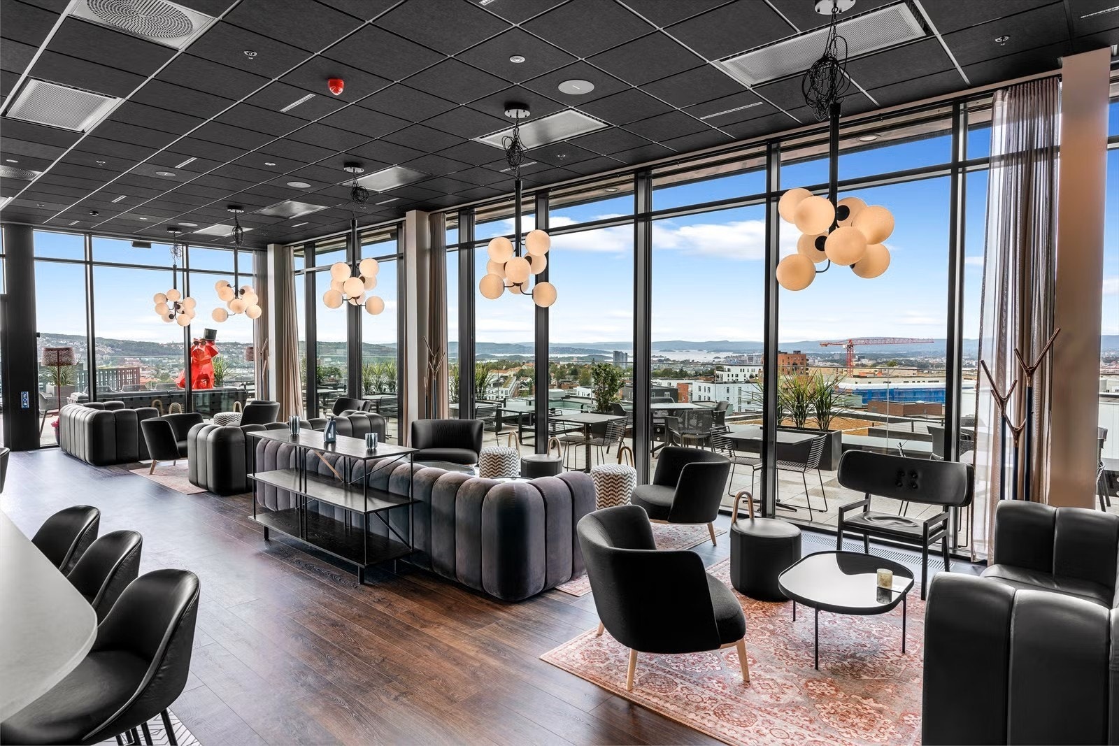 Det anbefales å ta en tur til Radisson Red rooftop bar i nabolaget for å nyte den fantastiske utsiken med god mat og drikke. Galleribilde