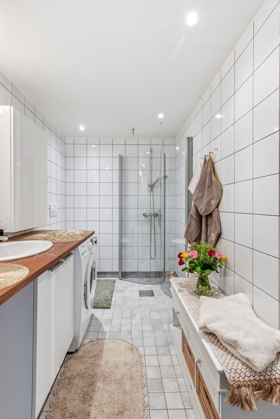 Badet fra byggeår gir et tidløst utrykk med flislagte vegger og moderne detaljer. Her finner du alt du trenger for en praktisk og behagelig hverdag. Galleribilde