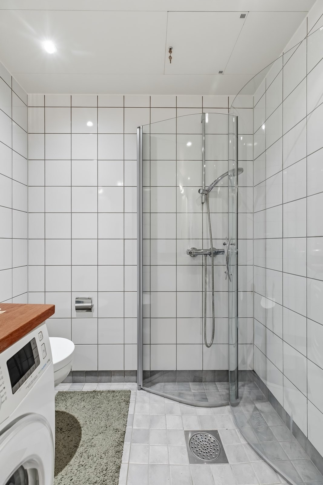 Badet har gulvvarme for ekstra komfort, dusjhjørne med god plass, samt opplegg for vaskemaskin. Galleribilde
