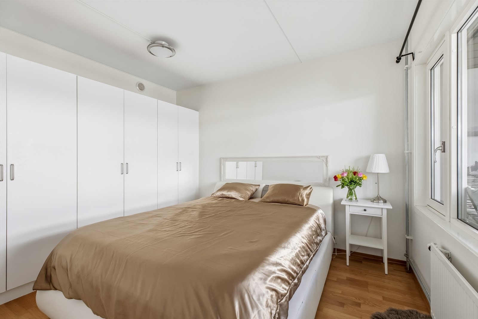 Soverommet er romslig med god plass til dobbeltseng, nattbord samt en stor garderobe med rikelig av oppbevaringsplass. Galleribilde