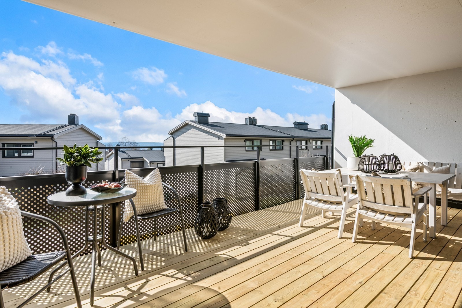 Det er svært gode solforhold på terrassen Galleribilde