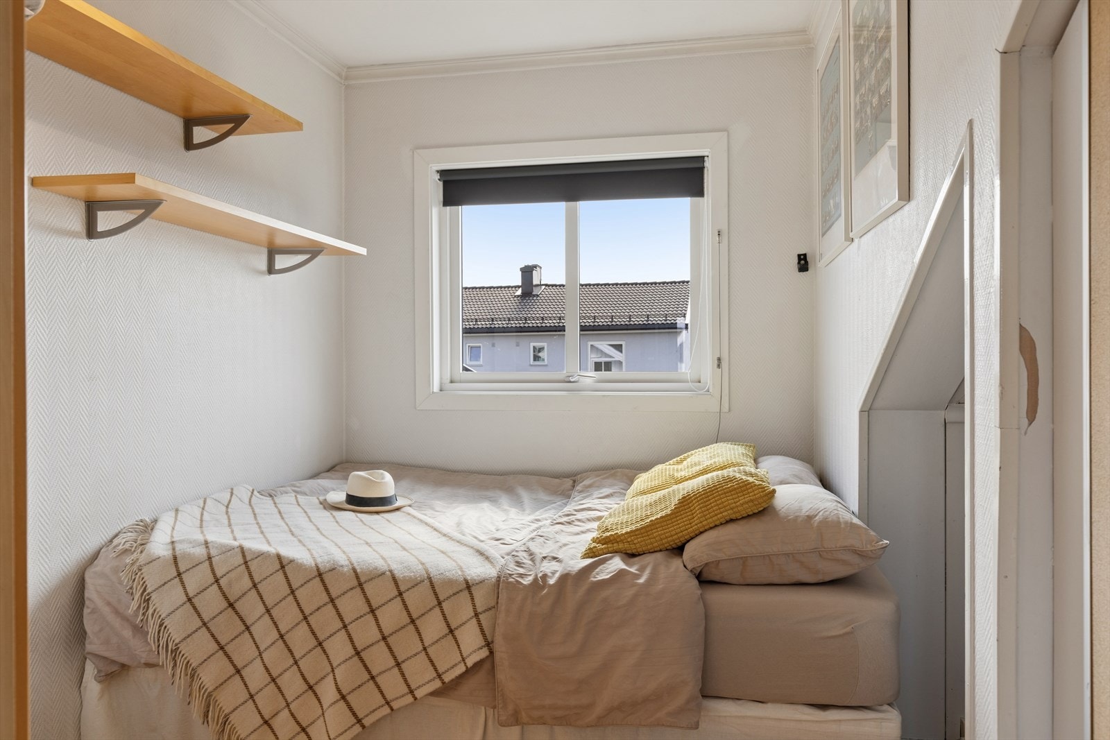 Soverom 2 med åpent "kryploft" inn til høyre. Galleribilde
