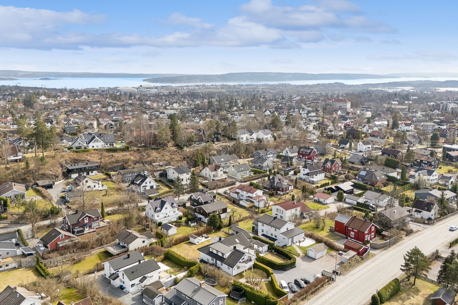 Bekkestua er et meget attraktivt område i Bærum med nærhet til både marka og sjøen, et hyggelig sentrum og godt utvalg av barnehager og skoler i nærområdet! Galleribilde