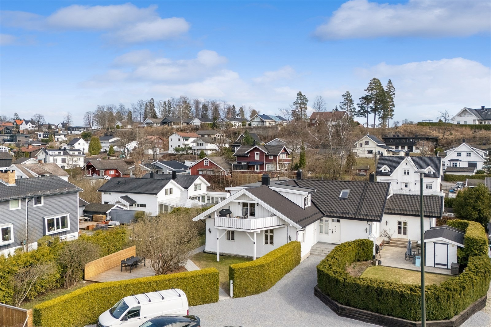 Nå har du muligheten til å kjøpe en koselig 4-roms selveierleilighet i 2.etg. med vestvendt veranda og stor hage på baksiden av huset. Galleribilde