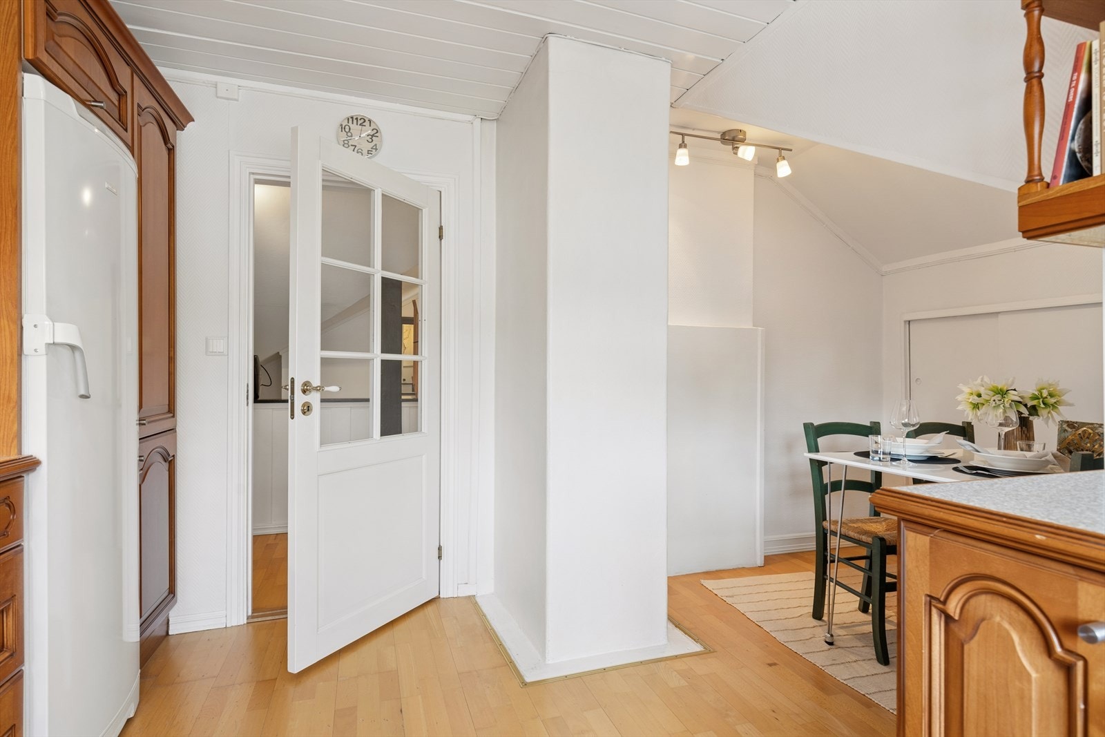 Lysmalt kjøkken med adkomst fra gangen. Galleribilde