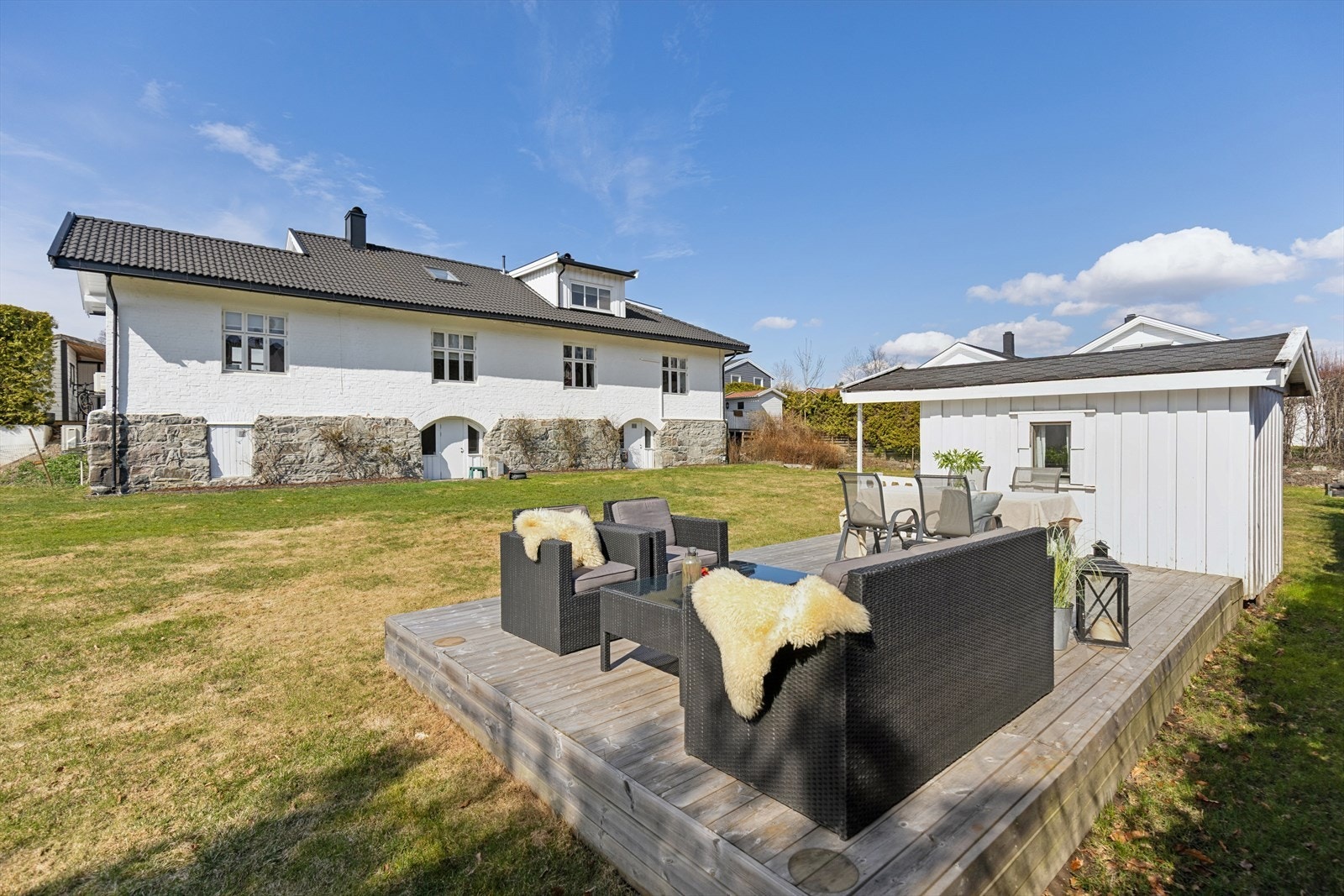 Koselig uteplass! Her får man også et inntrykk av den eldre bygningskroppen - inngang til kjellerrommet til snr 3 og med trapp opp til seksjonen. Galleribilde