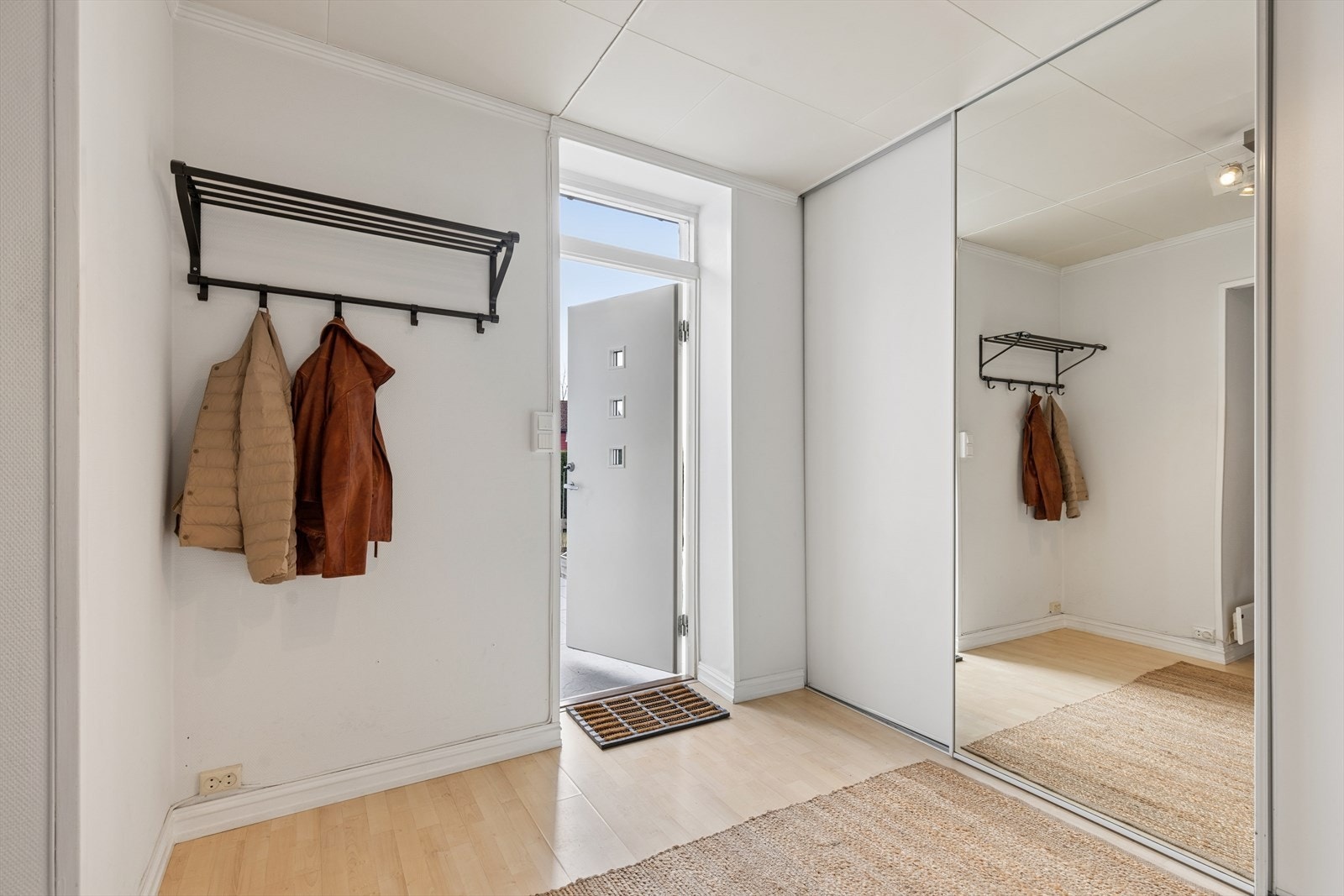 God plass i entréen i 1.etg. Det er satt opp en skyvedørsgarderobe. Galleribilde