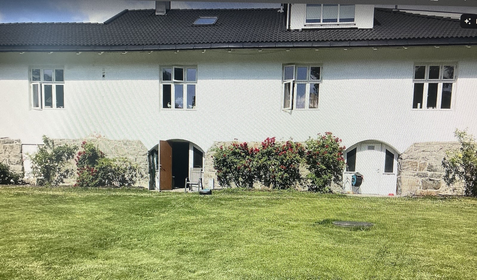 Selgers sommerbilde, åpen dør til privat kjelleradkomsten. Kum i plenen er fjernet etter utskifting av nytt vann/avløp. Herlig hage for de som vil dyrke sine egne grønnsaker etc. Galleribilde