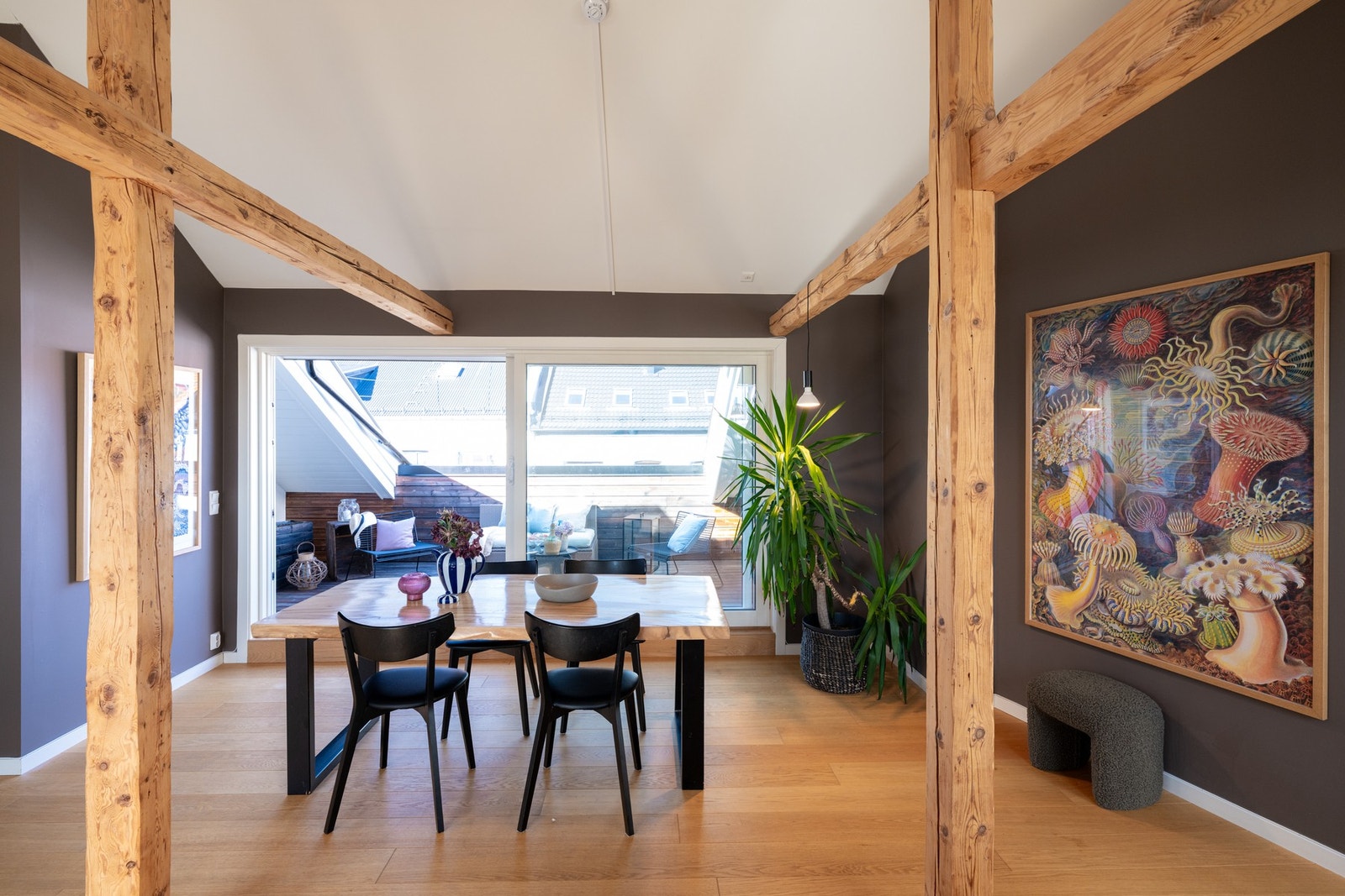 Ved terrassen er det god plass til et langbord. Galleribilde