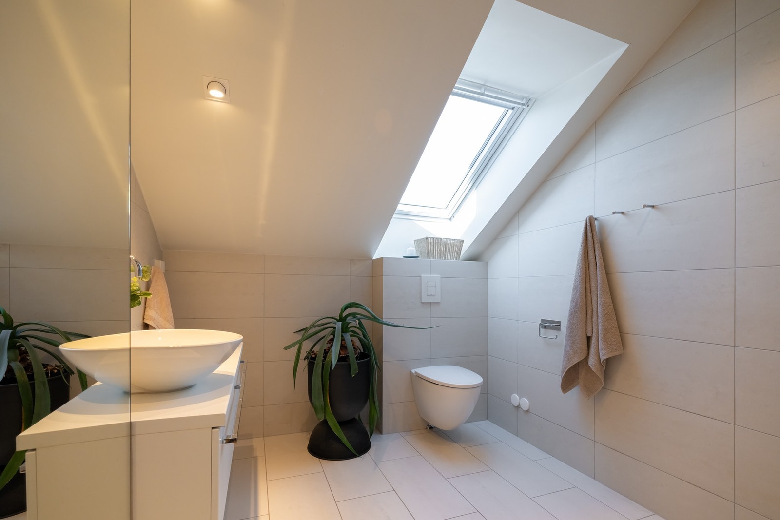 Delikat flislagt baderom med varme i gulv og downlights i himling. Galleribilde