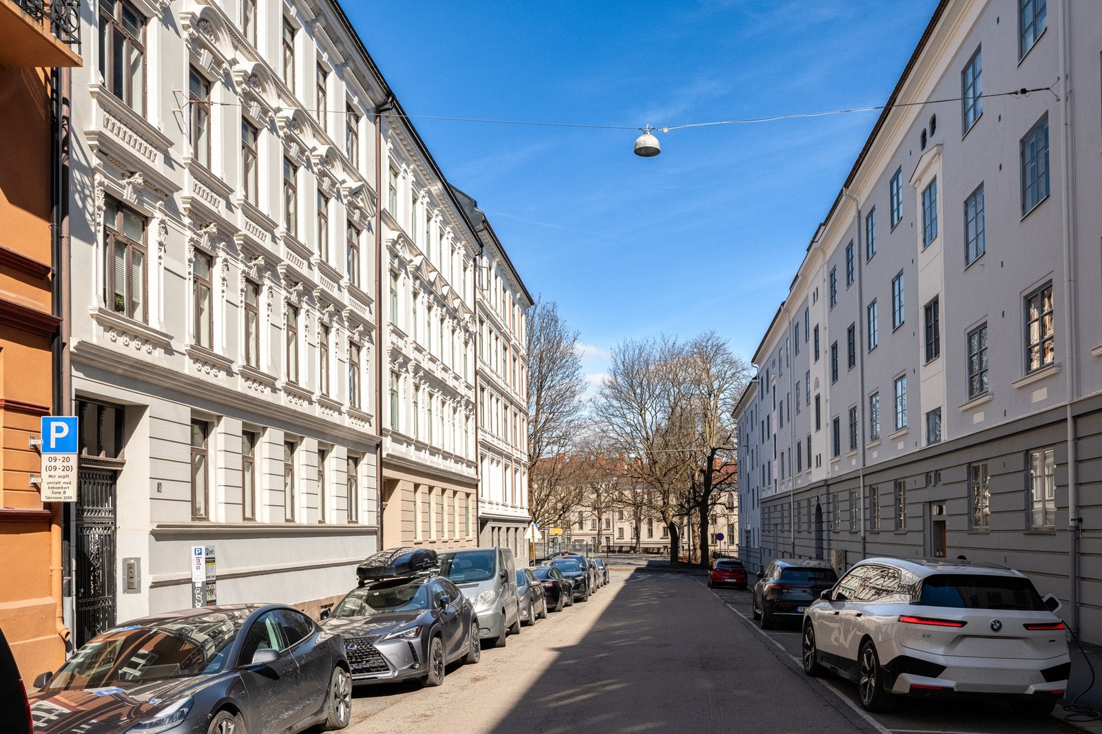 Fasade - det er beboerparkering i området. Galleribilde