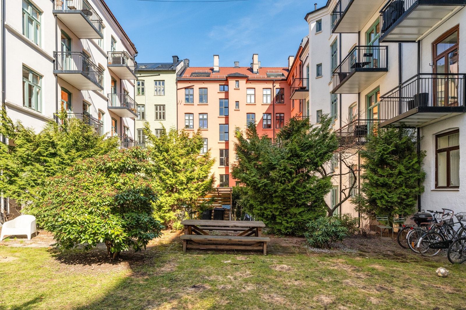 Mulig å parkere sykkel i bakgården. Galleribilde