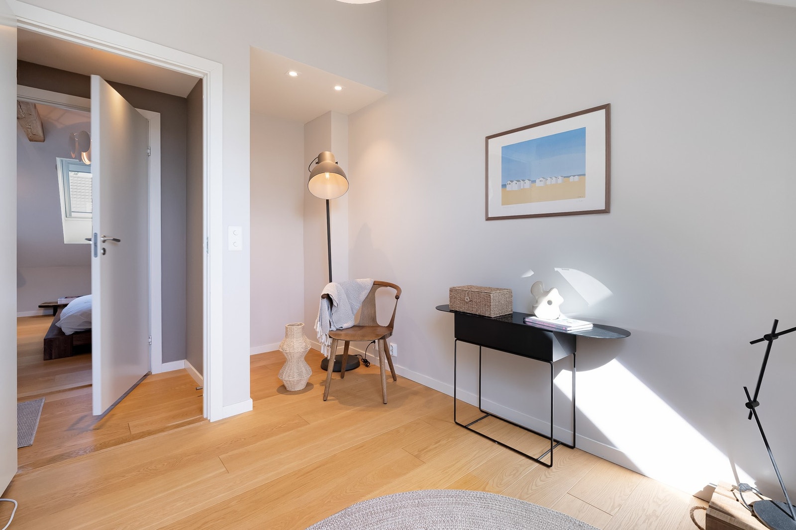 God plass til seng, oppbevaringsmøblement og skrivepult. Galleribilde