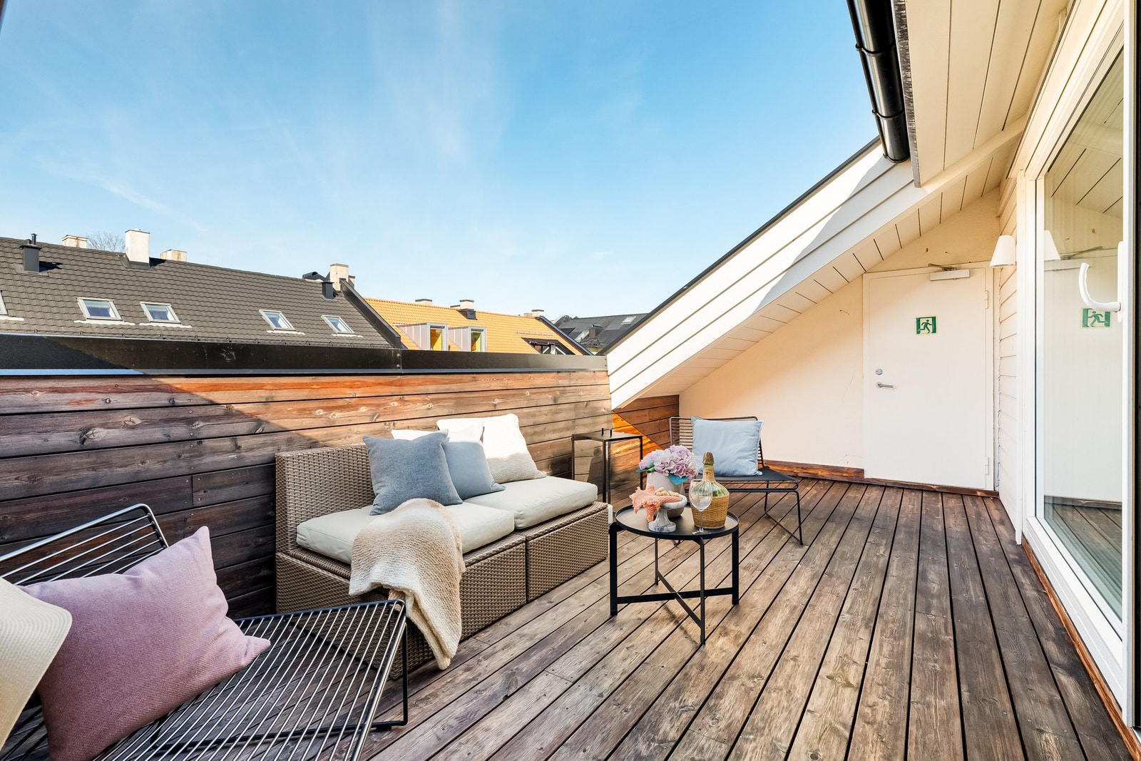 En lys og flott loftsleilighet i en klassisk bygård fra 1897, hvor loftet ble bygget om til leiligheter i 2015. Galleribilde