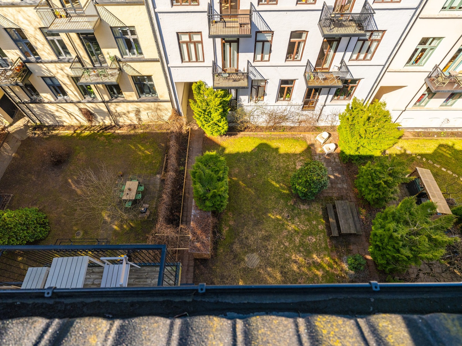 Rolig og skjermet beliggenhet vendt mot egen bakgård, samtidig med mye luft mellom byggene. Galleribilde