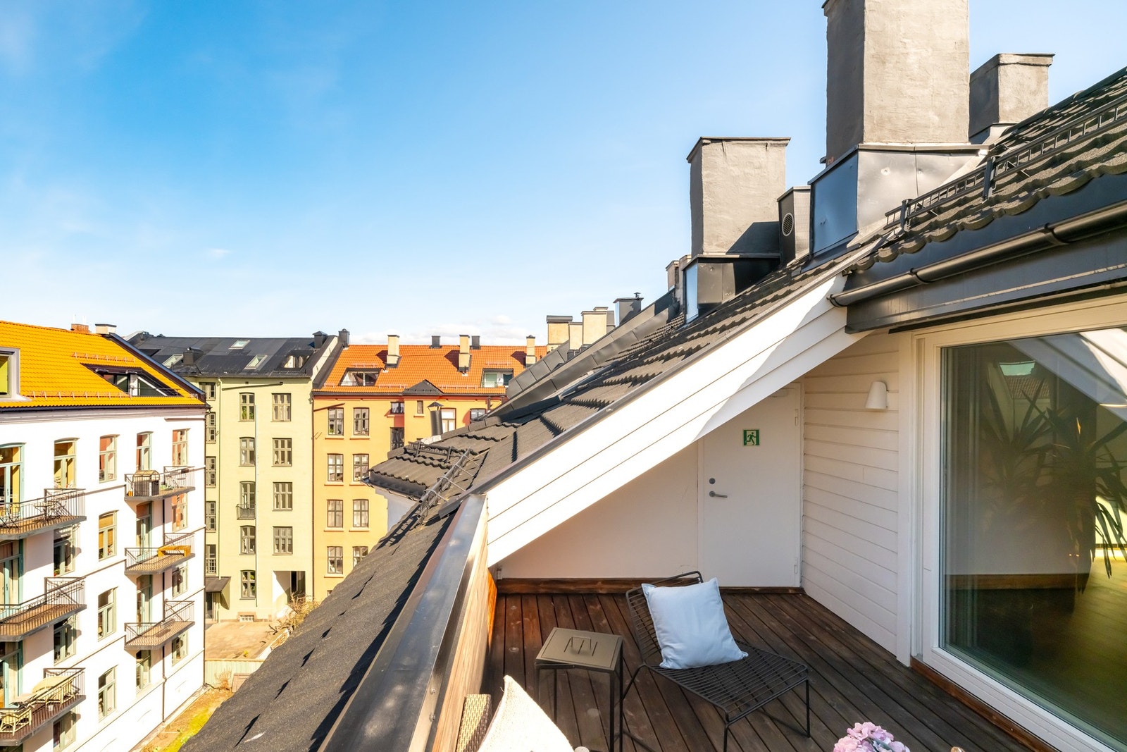 Beliggenheten gir svært gode solforhold på sommeren med sol fra ettermiddagen til ca. 22:00 i følge selger. Galleribilde