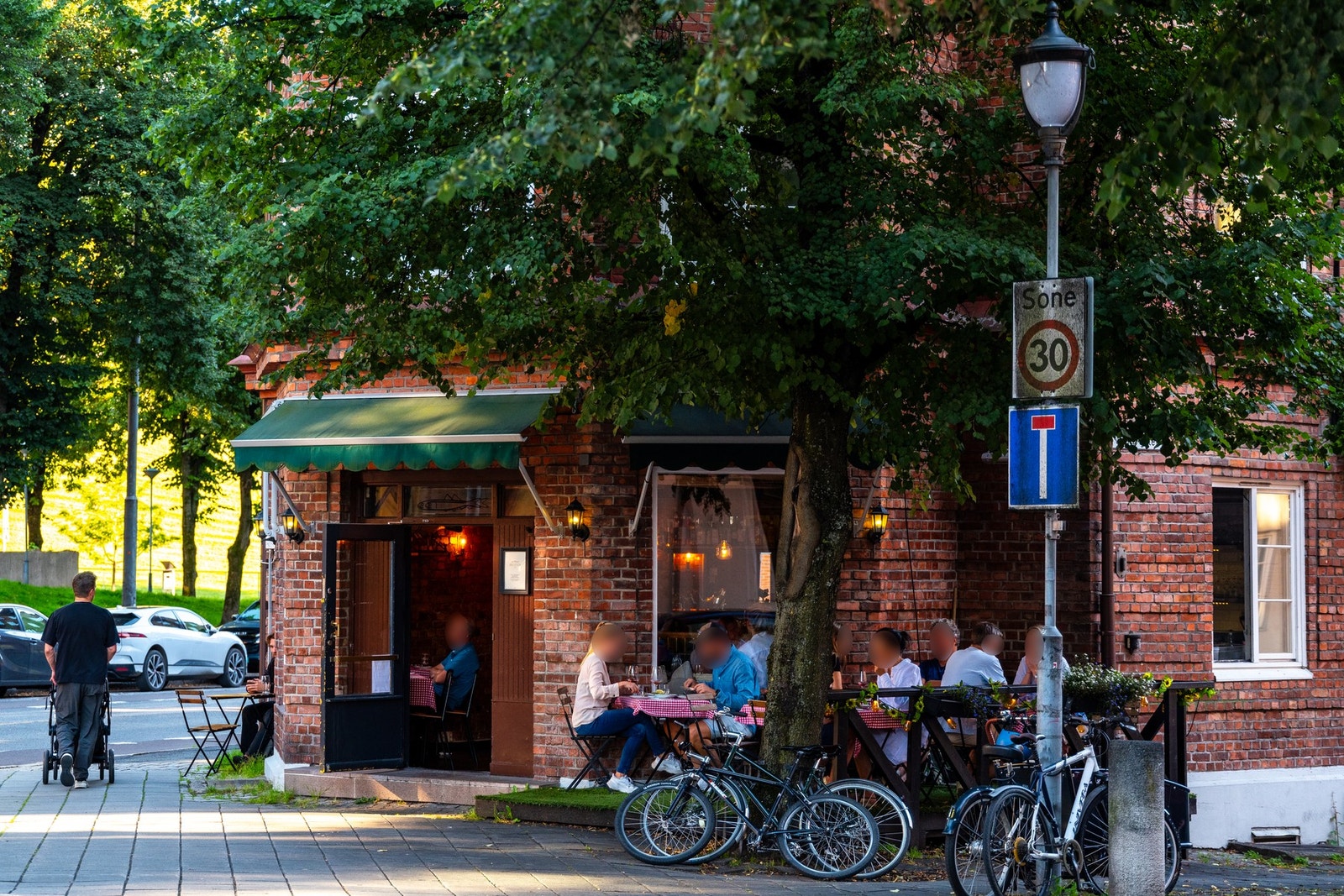 Området byr på et rikt utvalg av kultur og uteliv, nisjeforretninger, vinmonopol, postkontor, apotek, restauranter og kafeer. Galleribilde