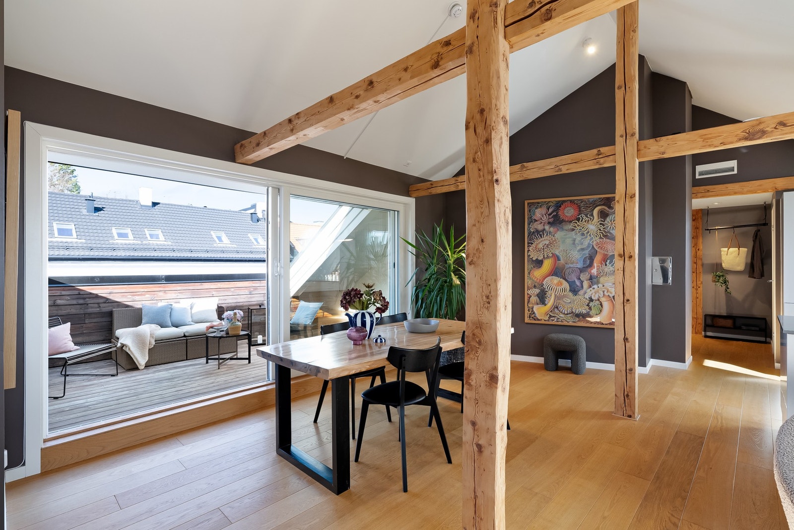 Her får du en moderne leilighet med gjennomgående god standard, kombinert med sjarmen fra en eldre bygård. Galleribilde