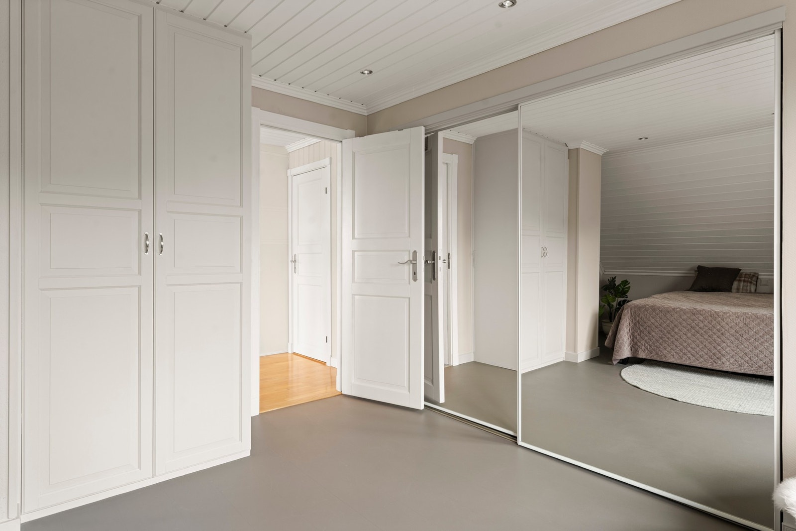 Enda mer skap- og oppbevaringsplass i innebygd garderobe med speil. Galleribilde