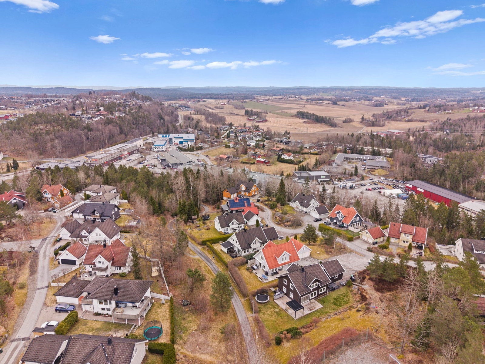 Oversiktsbilde av nabolaget. Rolig og sjarmerende. Galleribilde