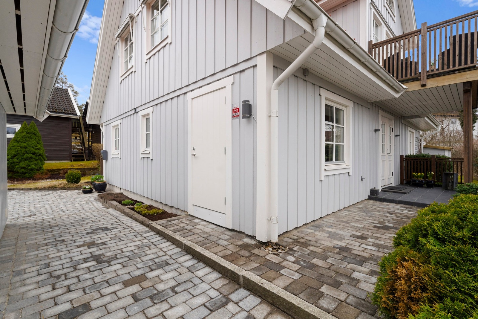 Inngangsdør som fører direkte til vaskerom. Galleribilde