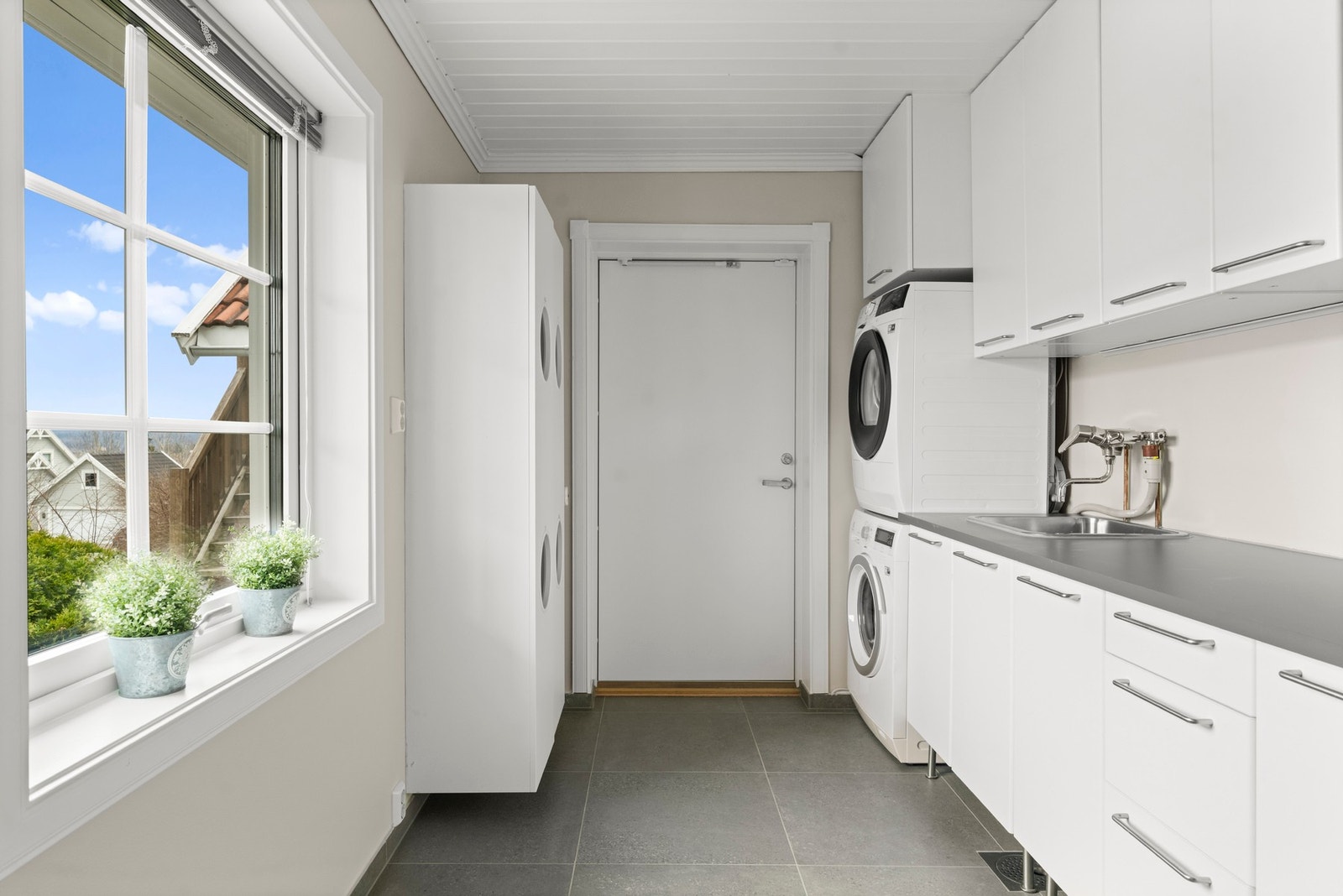 Vaskerom med oppheng til vaskemaskin og tørketrommel. Galleribilde