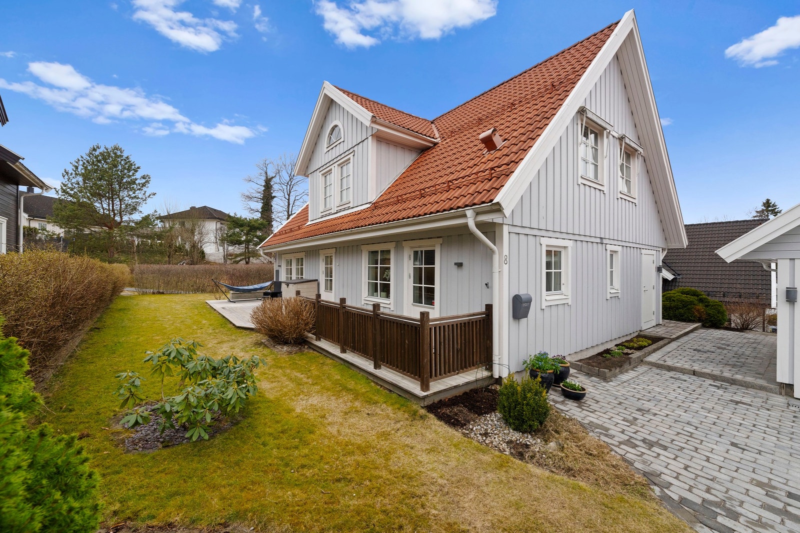 Pent opparbeidet beplantet hage og uteområde, støttemurer og belegningsstein. Galleribilde
