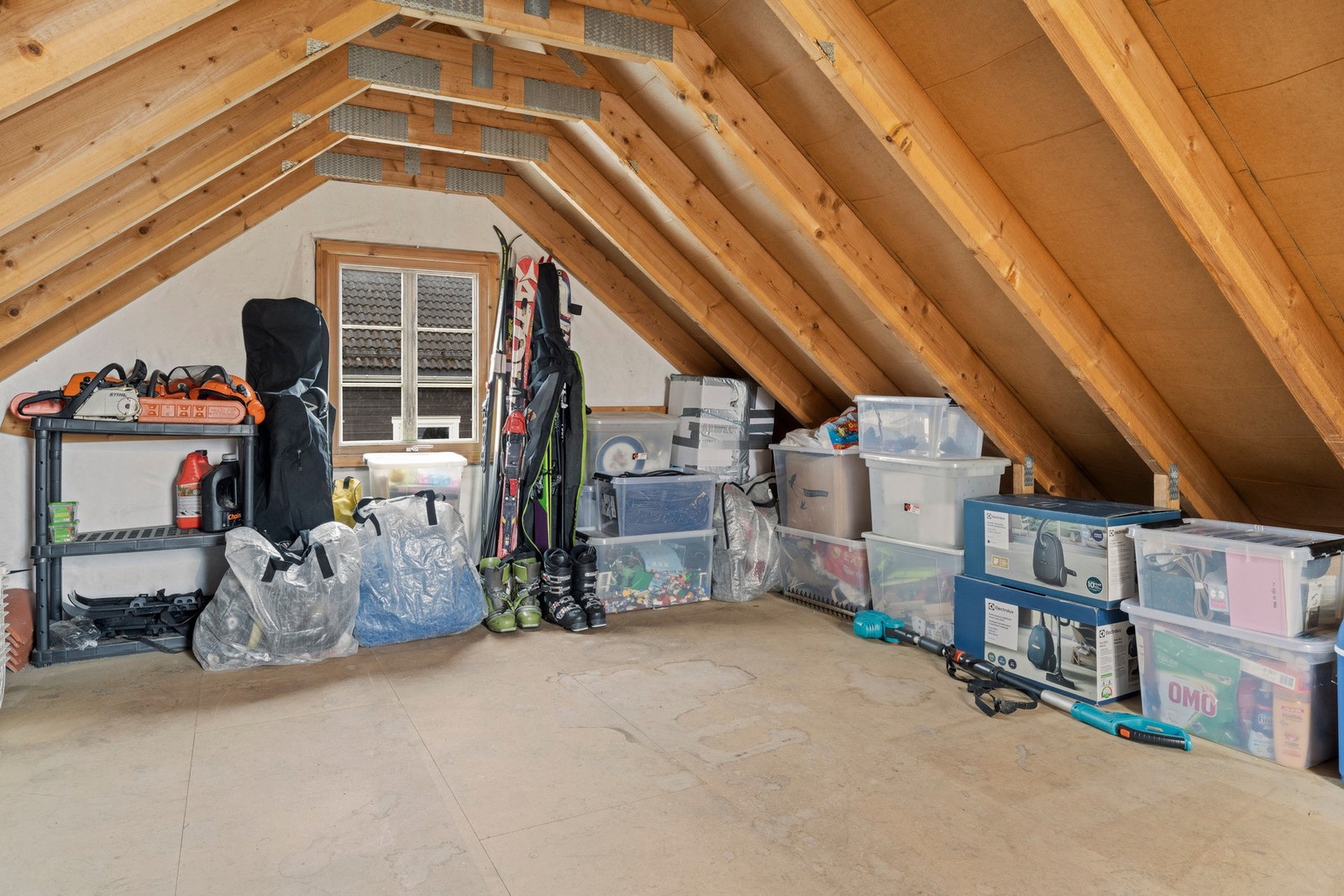 Generøs hems som gir rikelig med oppbevaringsplass i garasje. Galleribilde
