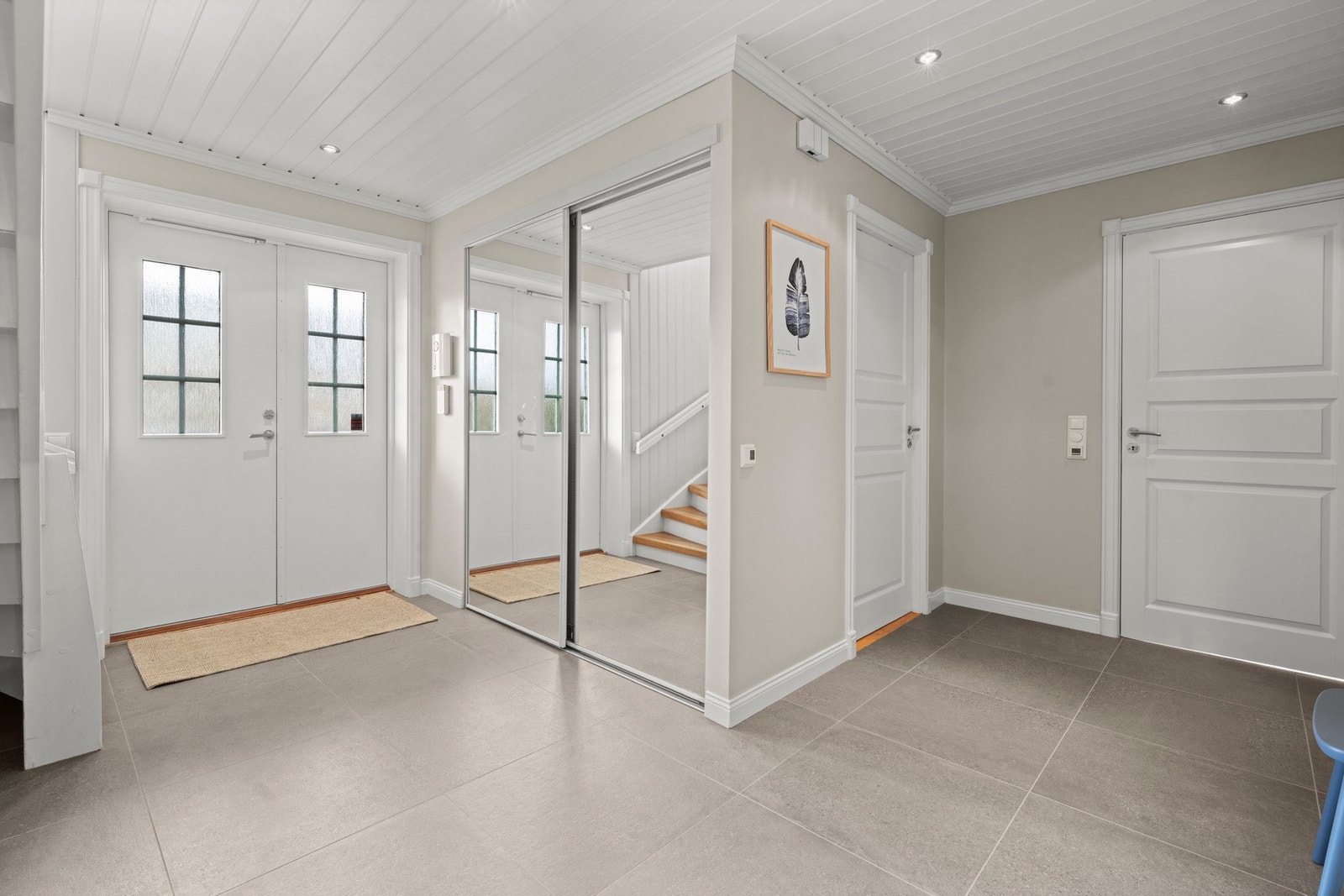 Inngangspartiet binder sammen hjemmet på en elegant måte. Galleribilde