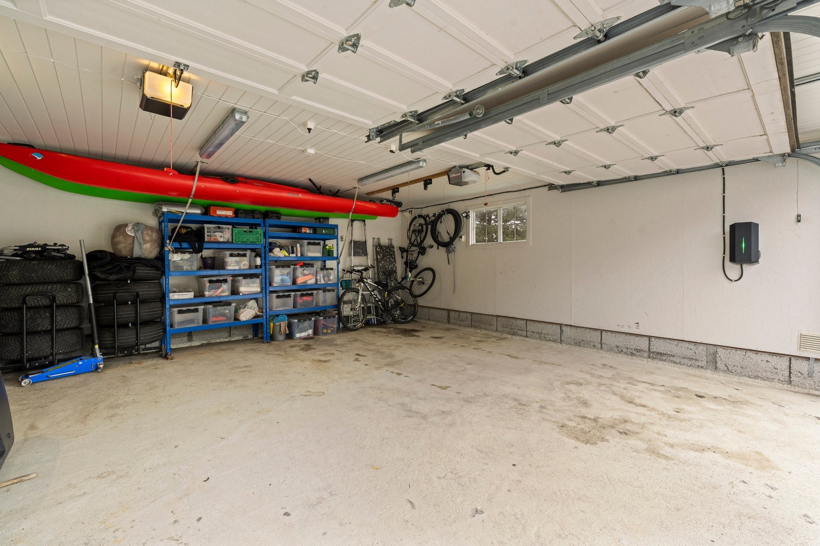 Innsiden av garasjen. Galleribilde