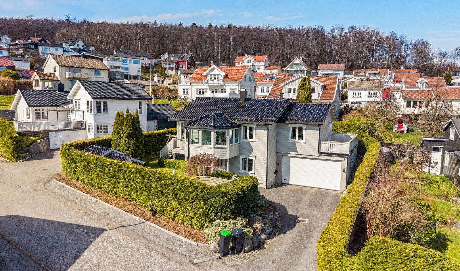 Her bor du i et rolig og sentralt område med gode muligheter for rekreasjon og friluftsliv, takket være nærheten til både sjøen og flere grønne områder. Galleribilde