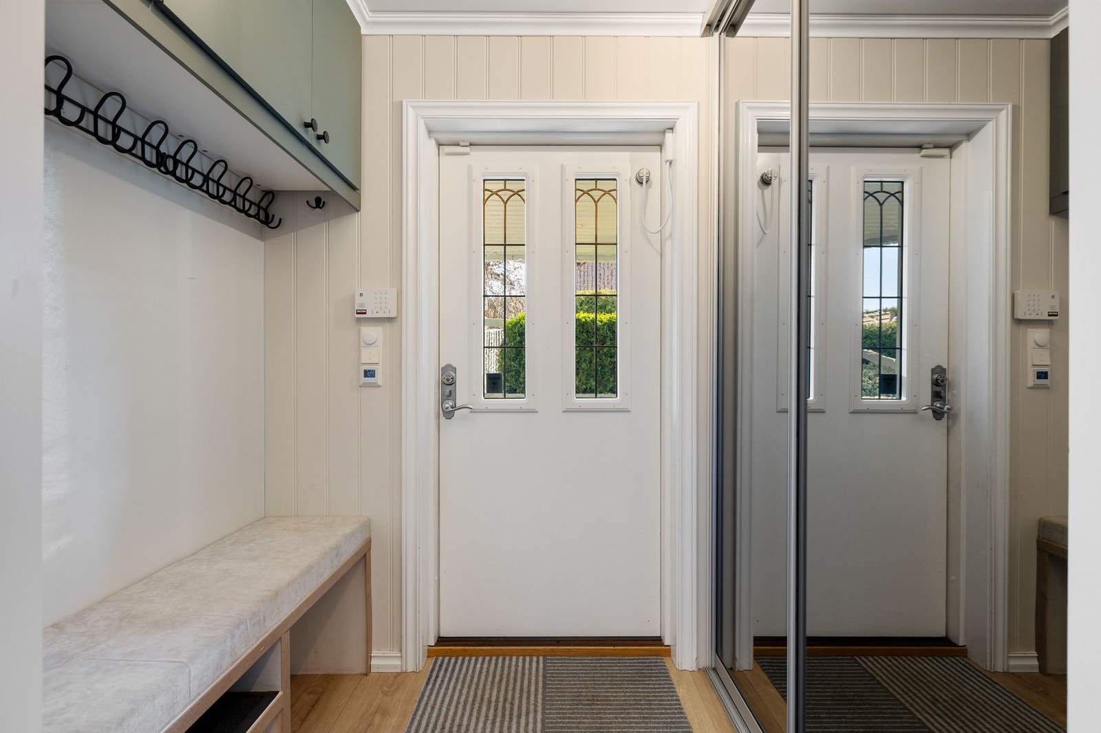 Inngangsparti har flott inngangsdør og skyvedørsgarderobe med speilfronter. Galleribilde