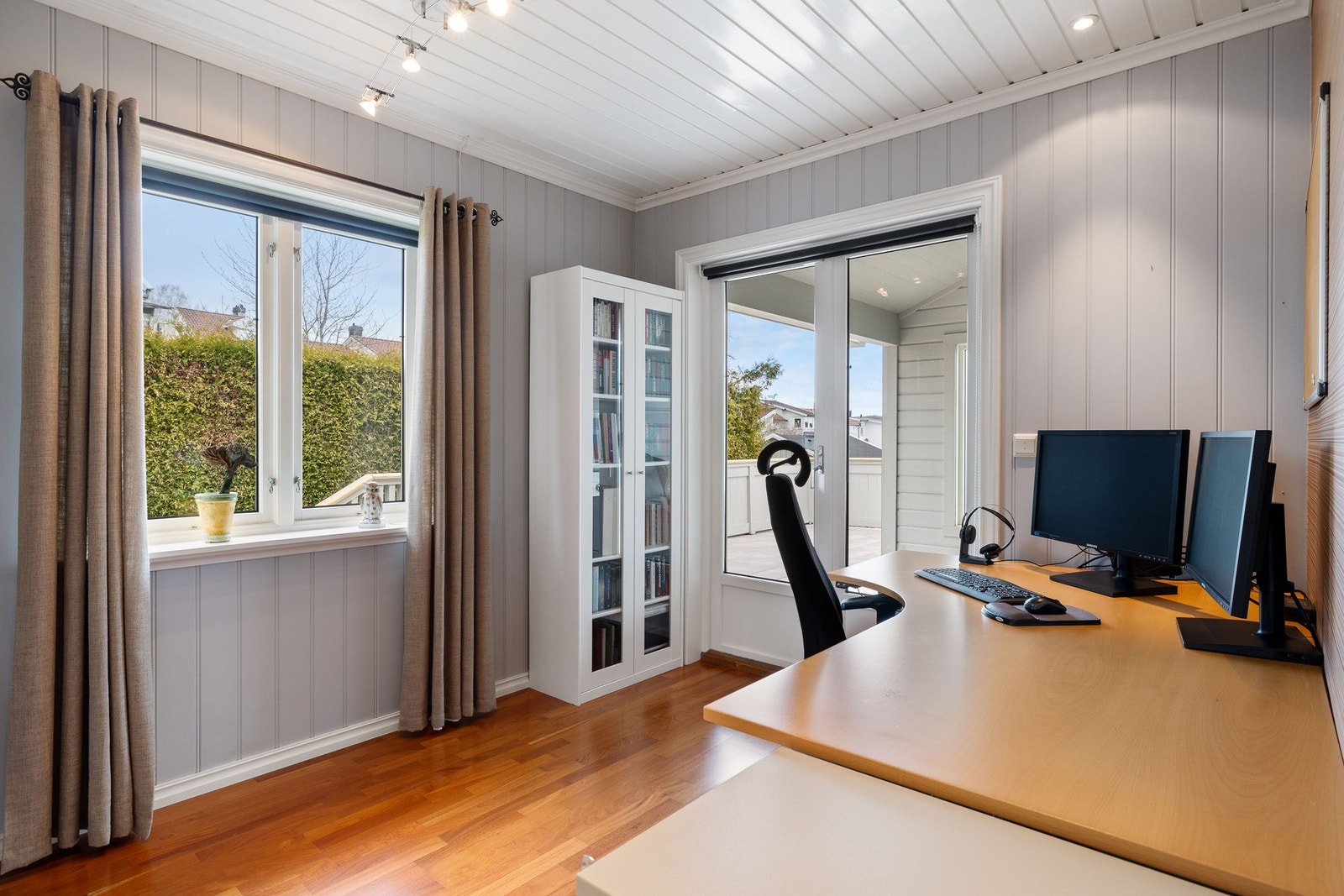 Rommet er innredet som kontor med god plass til skrivebord og skap. Herifra er det også utgang til en lun og hyggelig uteplass. Galleribilde