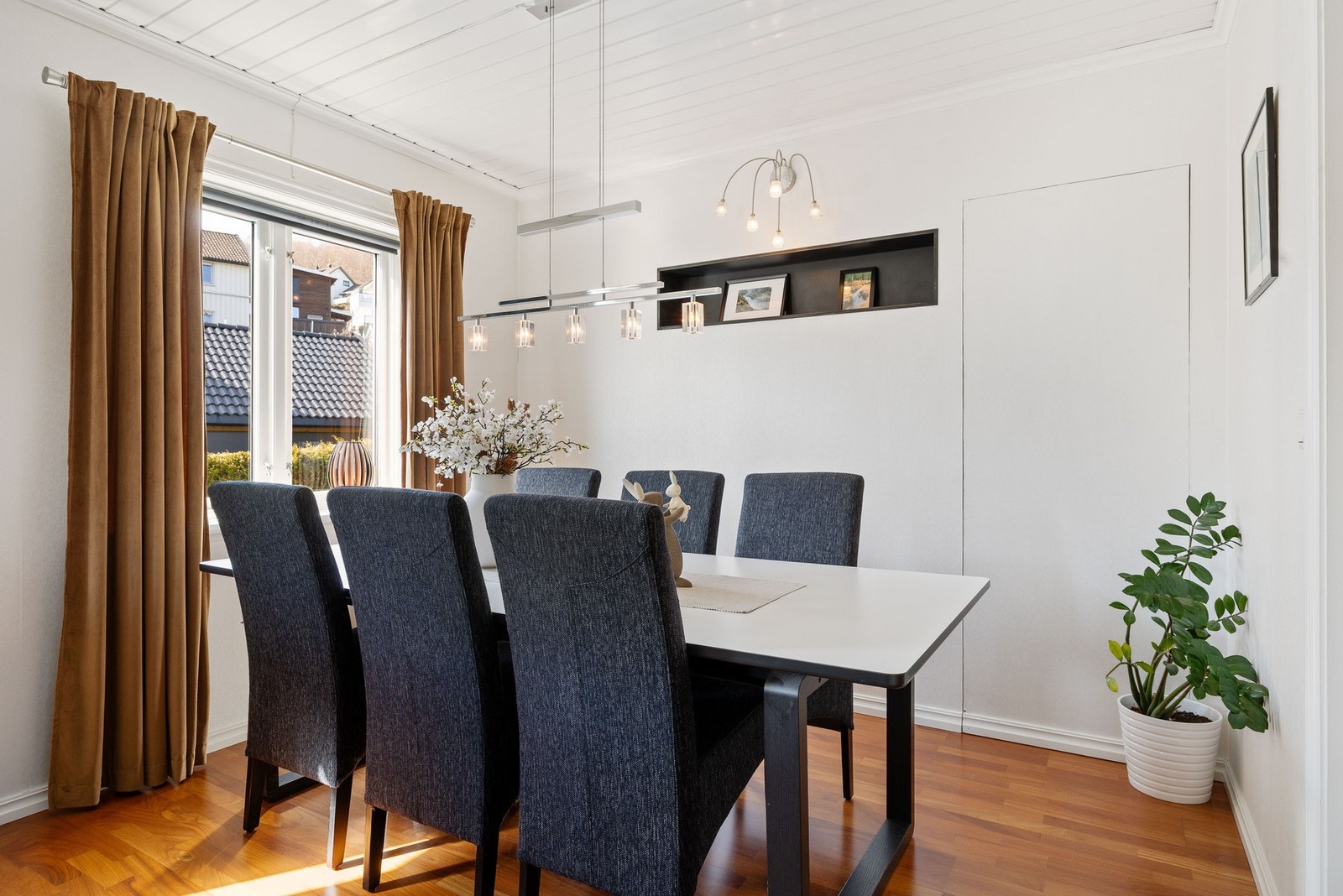 Koselig spiseområde med plass til langbord. Bak veggen er det et praktisk lagringsrom. Galleribilde