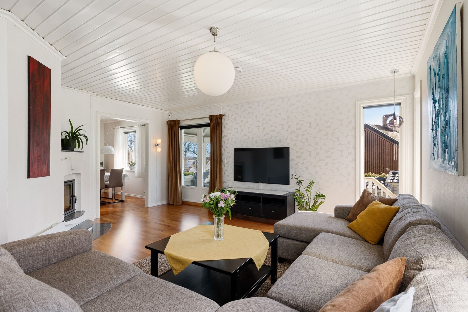 Stuen er stor med store vinduer som gir mye dagslys, og har god plass til møblering i ulike soner. Galleribilde