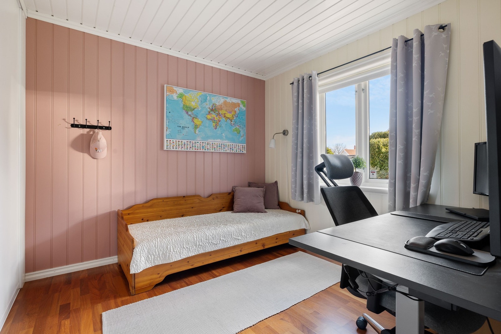 Soverom med god plass til både seng og arbeidsområde. Det er gode lagringsmuligheter i garderobe. Galleribilde