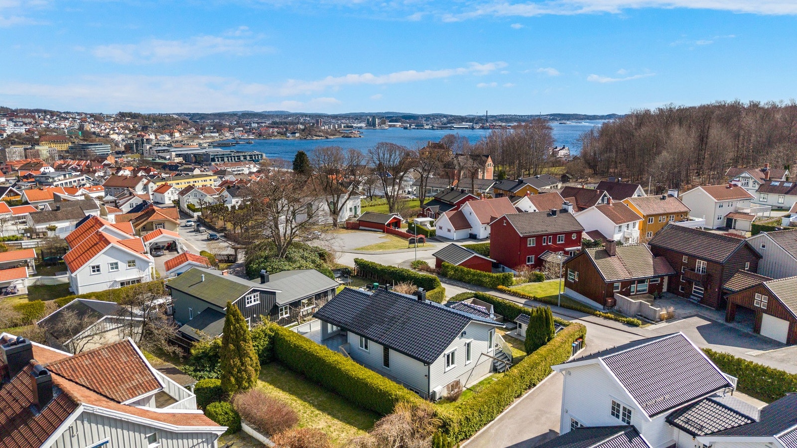 Velkommen til Kirkegata 26 - presentert ved Siri Istre i Privatmegleren Larvik. Galleribilde