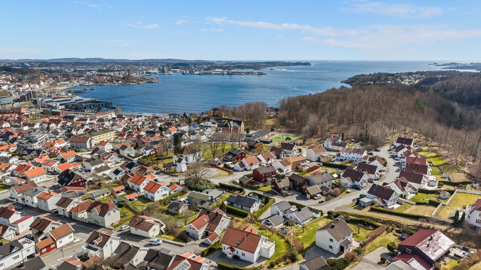Kirkegata 26 er en frittliggende enebolig beliggende i et familievennlig og etablert boligområde på Langestrand. Her kan du rusle ned til Batteristranda for et morgenbad eller kveldsbad, og det er gode turmuligheter rett på utsiden av døren. Galleribilde