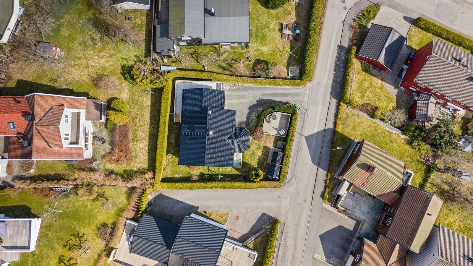 Eiendommen har en pent opparbeidet tomt med usjenerte uteplasser og omkringliggende hekk . Galleribilde