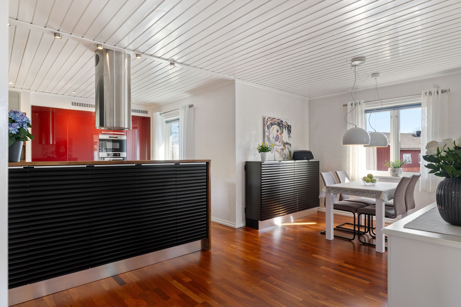 Det er åpen løsning mot spiseplass, moderne ventilator og store vinduer som slipper inn mye lys. Galleribilde